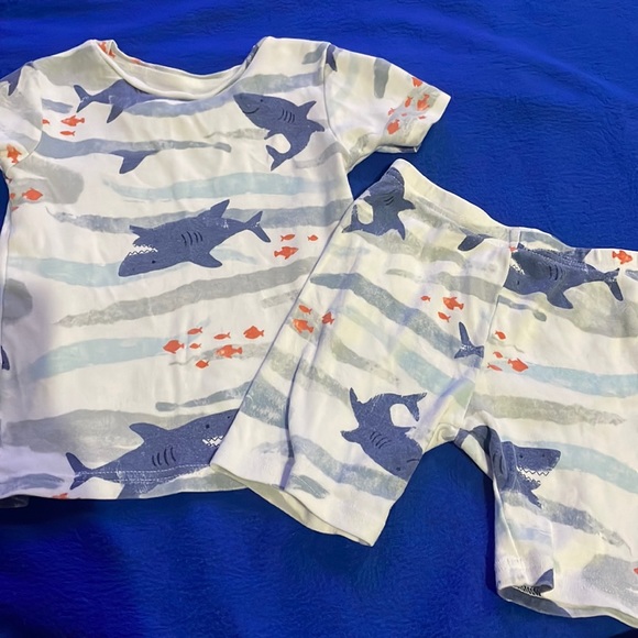 CARTERS BOYS PAJAMAS 4T 🦈 - Picture 1 of 4